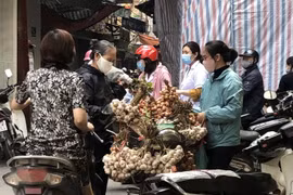 Mua bán tại chợ dân sinh tự phát trên phố Nguyễn Cao, quận Hai Bà Trưng. (Ảnh: Trần Việt/TTXVN)