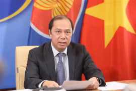 Thứ trưởng Bộ Ngoại giao Nguyễn Quốc Dũng,Tổng Thư ký Ủy ban ASEAN Quốc gia 2020, thông báo kết quả Hội nghị Hội đồng điều phối ASEAN (ACC-25) lần thứ 25. (Ảnh: Dương Giang/TTXVN)