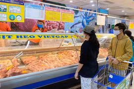 Người tiêu dùng mua thịt lợn tại siêu thị. (Ảnh: TTXVN phát)
