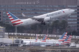 Máy bay của hãng hàng không American Airlines tại sân bay Ronald Reagan ở Arlington, Virginia, Mỹ. (Ảnh: AFP/TTXVN)