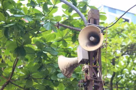 Một cụm loa trên phố Hàng Gà, phường Hàng Bồ hàng ngày đưa thông tin về phòng, chống dịch COVID-19 lan tỏa đến từng ngõ xóm, len lỏi tới mỗi gia đình. (Ảnh: Anh Tuấn/TTXVN)