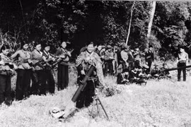 Nữ chiến sỹ pháo binh Quân giải phóng Trảng Bàng (Tây Ninh) luyện tập, nâng cao kỹ thuật chiến đấu. (Ảnh: Nguyễn Toàn Phong/TTXVN)