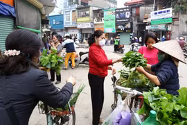 Gói hỗ trợ người dân gặp khó khăn do đại dịch COVID-19 là cấp bách và chưa có tiền lệ. (Ảnh: Minh Quyết/TTXVN)
