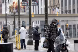 Người dân đeo khẩu trang phòng lây nhiễm COVID-19 tại Detroit, Michigan, Mỹ. (Ảnh: AFP/TTXVN)