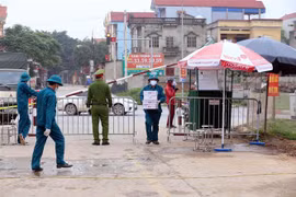 Chốt số 7 có 2 lớp hàng rào luôn thường trực các lực lượng chức năng gồm công an, quân đội, nhân viên y tế, dân quân tự vệ... làm nhiệm vụ kiểm soát chặt chẽ nhất cử nhất động ra vào khu cách ly. (Ảnh: Anh Tuấn/TTXVN)