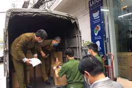 Cơ quan chức năng kiểm tra, thu giữ số hàng hóa không rõ chứng từ, nguồn gốc xuất xứ tại Công ty Đức Anh. (Ảnh: TTXVN phát)