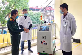 Đại diện Học viện kỹ thuật quân sự giới thiệu robot với các bác sỹ bệnh viện Bắc Thăng Long. (Ảnh: TTXVN phát)