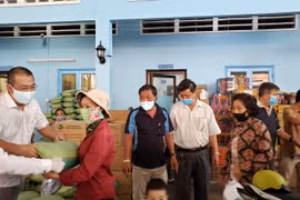 Đại diện Đại sứ quán và Lãnh đạo Câu lạc bộ Doanh nghiệp Việt Nam tại Campuchia trao hàng cứu trợ khẩn cấp cho bà con gốc Việt. (Ảnh: Nguyễn Hùng/Vietnam+)