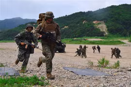 Binh sỹ tham gia diễn tập tại căn cứ quân sự ở cảng Pohang, miền Đông Nam Hàn Quốc. (Ảnh: AFP/TTXVN)