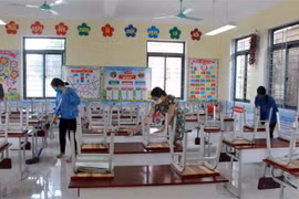 Giáo viên lau dọn toàn bộ phòng học, dụng cụ học tập để đón học sinh trở lại trường. Ảnh minh họa. (Ảnh: Đồng Thúy/TTXVN)