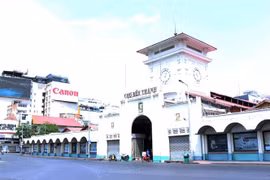 Chợ Bến Thành nổi tiếng Thành phố vắng vẻ trong ngày đầu tháng 4. (Ảnh: Xuân Khu/TTXVN)