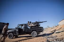Lực lượng Chính phủ Đoàn kết Dân tộc Libya (GNA) trong cuộc đụng độ với lực lượng tự xưng Quân đội quốc gia Libya (LNA) tại Tripoli. (Ảnh: THX/TTXVN)