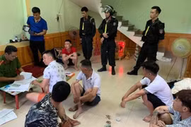 Lực lượng công an Quảng Bình khám xét một tụ điểm cho vay lãi nặng tại thành phố Đồng Hới, tỉnh Quảng Bình. (Ảnh: Trần Tuấn/TTXVN phát)