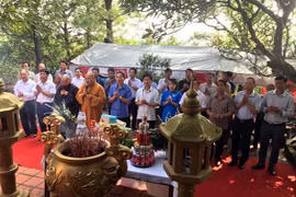 Các đại biểu dâng hương. (Ảnh: Mạnh Tú/TTXVN)