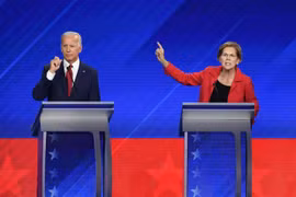 Cựu Phó Tổng thống Mỹ Joe Biden (trái) và thượng nghị sỹ bang Massachusetts Elizabeth Warren (phải) tại buổi tranh luận trực tiếp trên truyền hình lần thứ 3 ở Houston, bang Texas. (Ảnh: AFP/TTXVN)