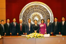 Chủ tịch Quốc hội Nguyễn Thị Kim Ngân với các đại biểu. (Ảnh: Trọng Đức/TTXVN)
