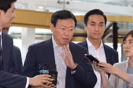 Chủ tịch tập đoàn Lotte Shin Dong-bin tới dự một cuộc họp ở Seoul, Hàn Quốc. (Ảnh: Yonhap/TTXVN)