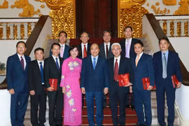 Thủ tướng Nguyễn Xuân Phúc với các Đại sứ, Trưởng cơ quan đại diện Việt Nam ở nước ngoài. (Ảnh: Doãn Tấn/TTXVN)