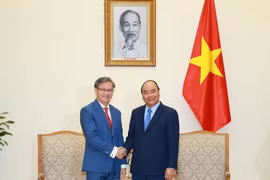 Thủ tướng Nguyễn Xuân Phúc tiếp Ngài Thongsavanh Phomvihane, Đại sứ đặc mệnh toàn quyền nước Cộng hòa Dân chủ Nhân dân Lào tại Việt Nam. (Ảnh: Doãn Tấn/TTXVN)