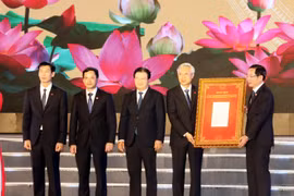 Phó Thủ tướng Trịnh Đình Dũng trao Quyết định của Thủ tướng Chính phủ công nhận đô thị loại 1 cho thành phố Hải Dương. (Ảnh: Trọng Đức/TTXVN)