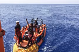 Những người di cư gặp nạn ở ngoài khơi Libya được tàu Ocean Viking cứu ngày 11/8. (Ảnh: AFP/TTXVN)
