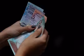 Kiểm đồng bolivar chủ quyền tại thủ đô Caracas, Venezuela. (Ảnh: THX/TTXVN)