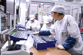 Công nhân làm việc tại nhà máy ở Ninh Đức, tỉnh Phúc Kiến, đông nam Trung Quốc. (Ảnh: THX/TTXVN)