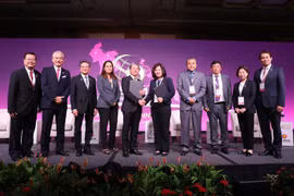Đại diện Tập đoàn T&T Group và đại diện Tập đoàn YCH trao Biên bản ghi nhớ hợp tác dưới sự chứng kiến của Hội đồng tư vấn kinh doanh ASEAN. 