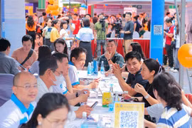 Nhiều phụ huynh và thí sinh đến tìm hiểu thông tin tại các gian tư vấn hỗ trợ, giải đáp băn khoăn, thắc mắc từ đại diện các trường đại học, cao đẳng. (Ảnh: Hoàng Hiếu/TTXVN)