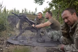 Binh sỹ Ukraine sử dụng súng phóng lựu tự động trong cuộc xung đột với lực lượng ly khai miền đông ở gần Avdeevka, vùng Donetsk. (Nguồn: AFP/TTXVN)