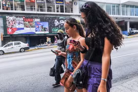 Thanh niên Cuba sử dụng điện thoại di động trên đường phố thủ đô La Habana ngày 19/6. (Nguồn: AFP/TTXVN)