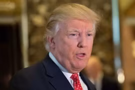 Tổng thống đắc cử Mỹ Donald Trump trả lời phỏng vấn báo chí tại tháp Trump ở New York. (Nguồn: EPA/TTXVN)