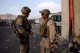 Binh sỹ Anh và binh sỹ Mỹ gác tại khu vực sân bay Kabul, Afghanistan. (Ảnh: AFP/TTXVN)
