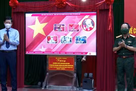 Bộ Quốc phòng trao tặng thiết bị và phần mềm tham quan 3D giới thiệu Cuộc đời và sự nghiệp của Đại tướng Võ Nguyên Giáp cho tỉnh Quảng Bình. (Ảnh: TTXVN phát)