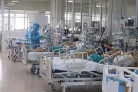 Điều trị cho các bệnh nhân mắc COVID-19. (Ảnh: TTXVN phát)