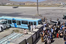Người dân tập trung tại sân bay Kabul, Afghanistan, ngày 16/8, để chờ sơ tán. (Ảnh: THX/TTXVN)