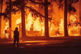Nhân viên cứu hỏa nỗ lực khống chế các đám cháy rừng Dixie tại California, Mỹ. (Ảnh: AFP/TTXVN)