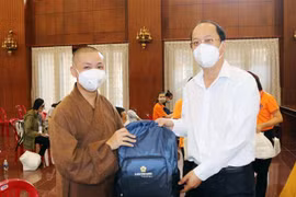 Tại Việt Nam Quốc tự, ông Nguyễn Hồ Hải, Phó Bí thư Thành ủy Thành phố Hồ Chí Minh, trao tặng balô, vật dụng sinh hoạt thiếu yếu cho các tình nguyện viên Phật giáo tham gia tuyến đầu phòng, chống dịch COVID-19. (Ảnh: Xuân Khu/TTXVN)