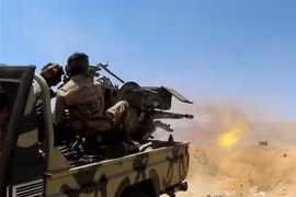 Binh sỹ quân đội chính phủ Yemen giao tranh với phiến quân Houthi tại Marib, Yemen. (Ảnh: AFP/TTXVN)