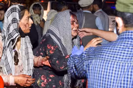 Nạn nhân bị thương trong vụ tấn công ở sân bay Kabul, Afghanistan. (Ảnh: AFP/TTXVN)