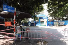 Lực lượng chức năng phường Văn Miếu lập rào phong tỏa phố Quốc Tử Giám sau khi có thông tin 22 ca dương tính mới. (Ảnh: Thành Đạt /TTXVN)