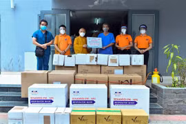 Thượng tọa Thích Nhật Từ (thứ 3 từ trái sang) thay mặt Quỹ Đạo Phật Ngày nay - Chùa Giác Ngộ trao tặng Bệnh viện Dã chiến 10 các trang thiết bị, vật tư y tế. (Ảnh: TTXVN phát)