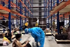 Điểm cách ly tạm thời tại vùng đỏ thị xã Tân Uyên, tỉnh Bình Dương đang quá tải. (Ảnh: TTXVN phát)