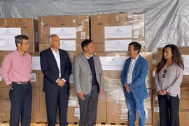 Ông David Dương trao tặng 250 máy trợ thở oxy cho Việt Nam. (Ảnh: TTXVN/phát)