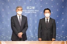 Ông Sung Kim (trái), quyền Trợ lý Ngoại trưởng Mỹ phụ trách các vấn đề Đông Á và Thái Bình Dương, và Đặc phái viên hạt nhân hàng đầu của Hàn Quốc Noh Kyu-duk (phải) tại cuộc gặp ở Seoul ngày 19/3. (Ảnh: Yonhap/TTXVN)