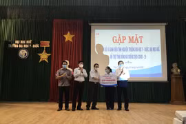 Buổi gặp mặt đoàn cán bộ và sinh viên Trường Đại học Y Dược (Đại học Huế) hỗ trợ tỉnh Đồng Nai phòng chống dịch COVID-19. (Nguồn: hueuni.edu.vn)