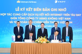 Le ky ket Bien ban ghi nho hop tac cung cap dich vu ket noi Internet trên tàu bay giữa Vietnam Airline và VNPT. (Ảnh: A.Q/Vietnam+)