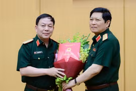 Đại tướng Ngô Xuân Lịch trao nhiệm vụ cho ông Lê Đăng Dũng. (Nguồn: VT)