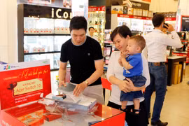 Khách hàng mua laptop tại FPT Shop. (Nguồn: FPT Shop)