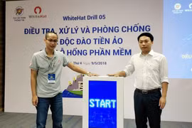 Ông Nguyễn Huy Dũng (trái) và ông Ngô Tuấn Anh khai mạc diễn tập. (Ảnh: T.H/Vietnam+)